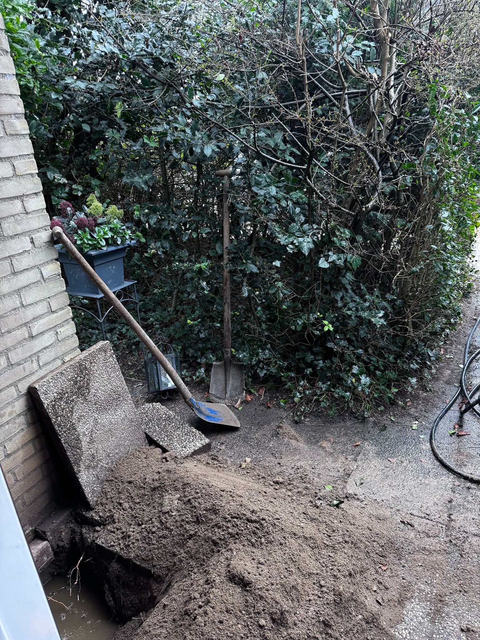 Verstopte afvoerleiding in keuken Almere Stad wordt vakkundig ontstopt